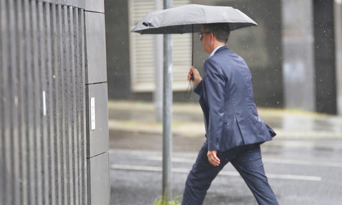 Mann mit Regenschirm (Archiv)