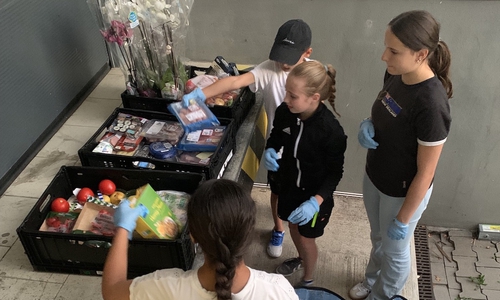 Bei Penny wurden Lebensmittel abgeholt.