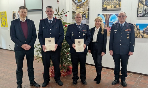 Die Urkunden halten sie stolz in den Händen: Die neuen Stellvertretenden Ortsbrandmeister Sebastian Kaczmarek (2.v. li.) und Sebastian Kleina (Mitte) kurz nach der Übergabe der Urkunden in der Stadtverwaltung durch Oberbürgermeisterin Urte Schwerdtner (2. v. re.). Außerdem mit vor Ort: Stadtbrandmeister Christian Hellmeier (re.) und der Fachbereichsleiter Bürgerservice der Stadt Goslar, Sven Busse (li.).