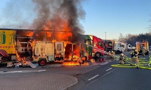 Schwerer Fahrzeugbrand auf der A2 bei Lehrte am 26. Dezember 2025 (Archiv)