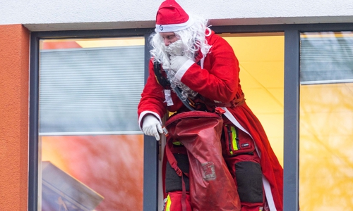 Der Nikolaus kam durchs Fenster.
