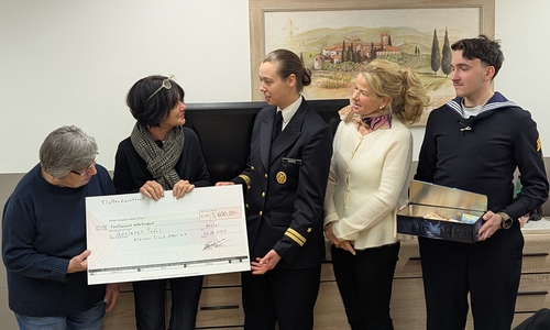 Frau Oberleutnant zur See Sophie Speldrich (3. v. li.) konnte in Anwesenheit von Oberbürgermeisterin Urte Schwerdtner (2. v. re.) 5.600 Euro an Edeltraut Breeger und Kirsten Neveling (v. li.) für die Goslarer Tafel übergeben.