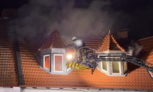 Von einer Drehleiter aus wurde das Feuer bekämpft.