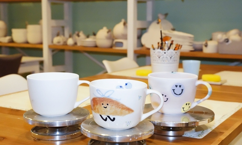 Die drei Stufen der Fertigung: Rohling (links), fertig bemalt (rechts) und zwei Wochen später abholbereit nach Glasur und Brand (Mitte).