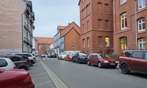 Elterntaxis vor einer  Grundschule.