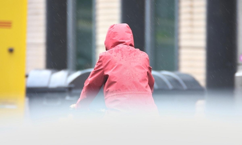 Mann mit Kapuze (Archiv)