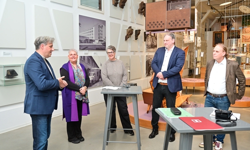 Stadtrat Thorsten Drahn, Dr. Sandra Donner, Annette Junicke-Frommert, Markus Gröchtemeier und Marc Grellert stellten die virtuelle Rekonstruktion der Synagoge Wolfenbüttel vor.jpg