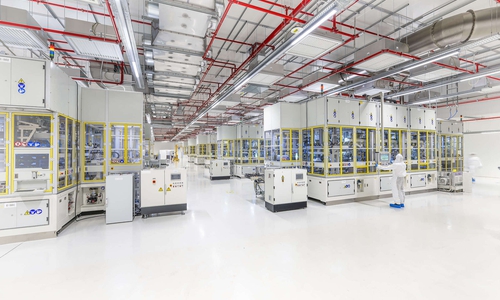 Stacking von Batteriezellen in der Gigafabrik Salzgitter.