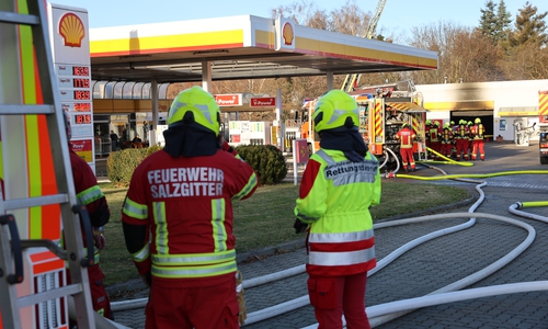 Es kam immer wieder zu Nachlöscharbeiten wegen Glutnester.