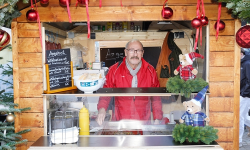 Heinz Almstadt in der kleinen Hütte, die zum Harzer Spezialitäten-Stand gehört: 