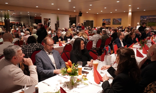Rund 150 Pflegeeltern folgen der Einladung des Landkreises Goslar in den Goslarer „Partylöwen“. 