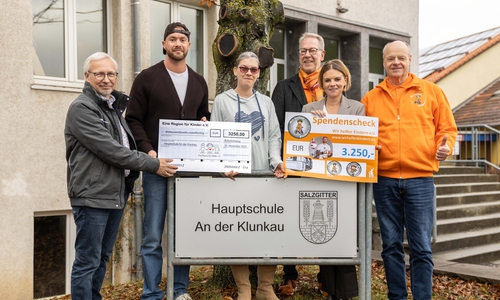 Michael Schwarze, Patrick Rokohl, Jessica Papenberg,Volker Machura, Miriam Batel, Hans-Günter Gerhold bei der Spendenübergabe.