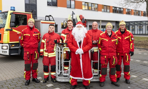 Der Nikolaus mit seinen Unterstützern von der Feuerwehr.