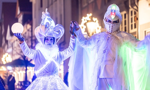 Als besondere Aktion des Lebendigen Adventskalenders erhellen faszinierende Leuchtfiguren die Weihnachtsstadt Peine am Sonntag, 7. Dezember. 