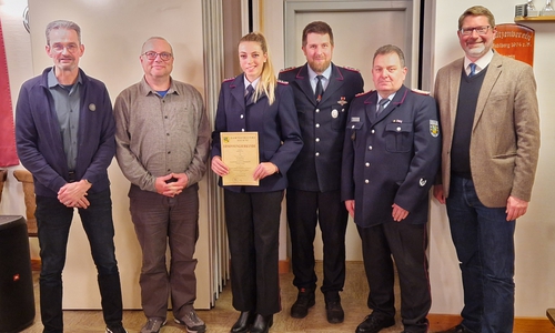 Laura Ehlert wurde in der jüngsten Sitzung des Rates der Samtgemeinde Sickte zur stellvertretenden Ortsbrandmeisterin der Freiwilligen Feuerwehr Mönchevahlberg / Weferlingen ernannt. Zu den Gratulanten gehörten (von links nach rechts): Ole Jahnke (Bürgermeister der Gemeinde Dettum), Carsten Marowsky-Brée (Vorsitzender des Feuer- und Katastrophenschutzausschusses), Joachim Rentzsch (Ortsbrandmeister der Freiwilligen Feuerwehr Mönchevahlberg / Weferlingen), Detlef Hoyer (Gemeindebrandmeister der Samtgemeinde Sickte) und Marco Kelb (Samtgemeindebürgermeister der Samtgemeinde Sickte).