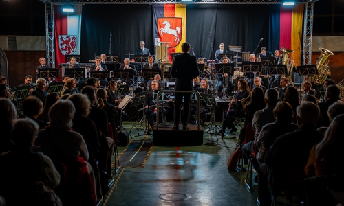Unter dem Motto "Mit Musik helfen" fand am 28. November 2025 das traditionelle Benefizkonzert des Polizeiorchesters Niedersachsen in der Mehrzweckhalle in der Friedrich-Voigtländer-Straße 41 statt.