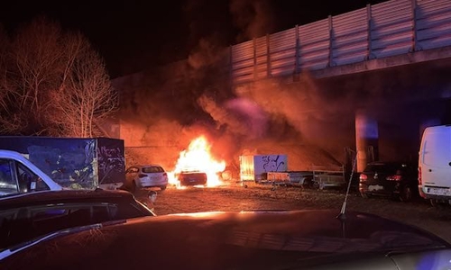 An der Autobahnbrücke am Madamenweg brannte ein Auto.