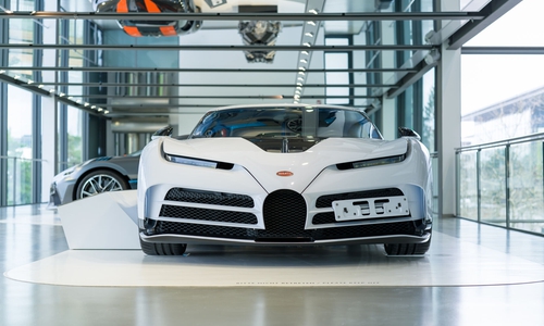 Auf fünf Themeninseln werden ab sofort Exponate der Marke Bugatti gezeigt – mit teils offensichtlichen, teils überraschenden Gemeinsamkeiten.