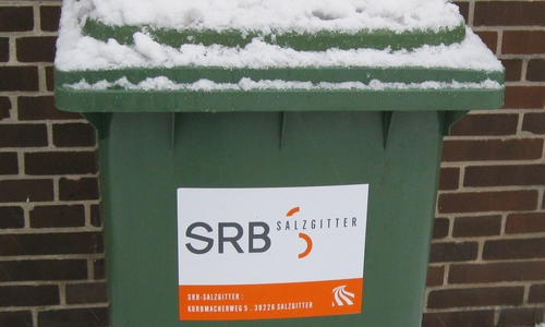 Eine Biotonne im Winter.