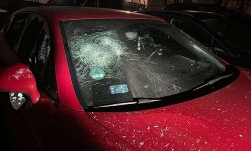 An einem Porsche wurden sämtliche Scheiben eingeschlagen. 