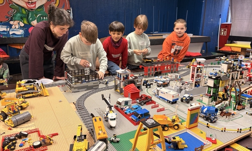 Eifrig machten sich die Schüler an die Arbeit.