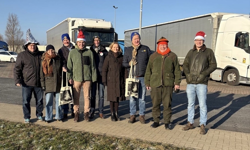 Das Team der Trucker-Weihnachten bei der Verteilaktion (v.l.n.r.): E. Grunwald, B. Böckmann, M. Koch, A. Kettenring, U. Iders, H. Böckmann, T. Böckmann, J. Rollwagen, I. Böckmann.