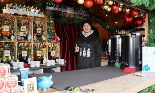 Die Tabby Gin Glühhütte ist zum ersten Mal auf dem Wolfenbütteler Weihnachtsmarkt vertreten. Max Steen vom Kochmal-Team aus Braunschweig ist sehr zufrieden mit den Besucherzahlen.