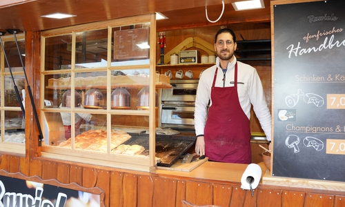 Asadollah Moalletshahri von Rawiels Backstube freut sich, dass gerade am Wochenende besonders viele Besucher hier sind.