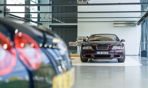 Entworfen von Giorgetto Giugiaro, verkörpert der Bugatti EB 118 (1998) mit seinem 18-Zylinder-Motor die erste konkrete Vision für die Wiederbelebung der Marke im Volkswagen Konzern.