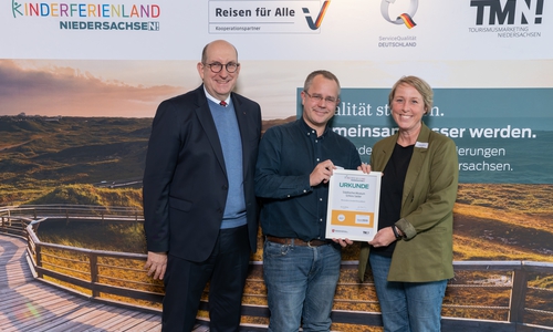 Freuen sich mit Staatssekretär Matthias Wunderling-Weilbier (links) über die Auszeichnung: Museumsleiter Arne Homann (Mitte) und Museumspädagogin Antje Ahrens (rechts).