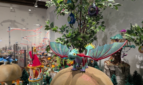 Szene aus dem Feenwald, im Hintergrund die „Stadt der Zukunft“. 