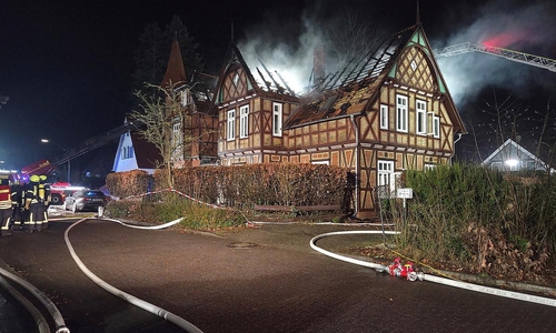 Das alte Fachwerkhaus wird durch den Brand fast vollständig zerstört (Archiv)