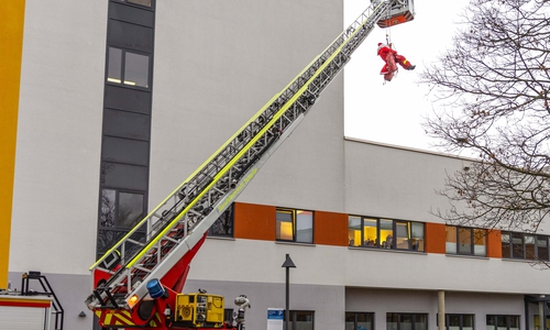 Der Nikolaus in schwindelnder Höhe.