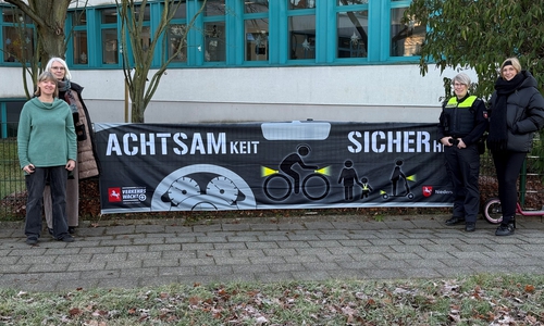 Erste von rechts Svea Neumann (Stadt Wolfenbüttel), zweite von rechts Claudia Fricke (Polizei Wolfenbüttel), Erste von links Frau Vorländer und zweite von links Elke Neumann, beide Lehrkraft der Grundschule Am Geitelplatz.