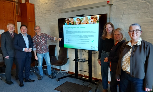 Von links: Rolf Amelsberg, Mitglied im Steuerkreis der Initiative "Kinder brauchen Zukunft... im Landkreis Gifhorn", Philipp Raulfs, Schirmherr der Initiative, Albert Meltzow, Koordinator der Initiative, Svenja Wolff vom Familienbüro Stadt und Landkreis Gifhorn, Karin Single, Samtgemeindebürgermeisterin Meinersen und Mitgründerin der Initiative, und Silvia Smilowski, stellvertretende Fachbereichsleiterin Kinder, Jugend und Familie beim Deutschen Roten Kreuz Gifhorn, stellten während eines Pressegesprächs die Bilanz der Initiative für 2025 vor.