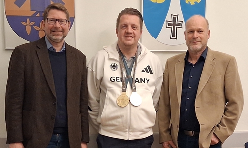 3. Sicktes Samtgemeindebürgermeister Marco Kelb (links) und Bürgermeister Ingo Geisler (rechts) würdigten den zweifachen Goldmedaillengewinner der Deaflympcs Matthew Forsyth aus Sickte.