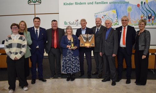  Gruppenfoto bei der Feierstunde (v.l. Georgia Robbins, Jackie Robbins, Councillor Jake Chandler, Councillor Kevin Small, Mayor Caroline Fay Howard, Oberbürgermeister Frank Klingebiel, Leader of the council Jim Robbins, Peter-Jürgen Schneider, Ian Howard und Simone Klingebiel).