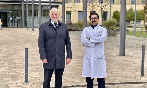 Matthias Hahn (li.), Geschäftsführer des Helios Klinikums Gifhorn, und Dr. med. Mehdi Esmailzadeh, neuer Chefarzt der Gefäßchirurgie. 
