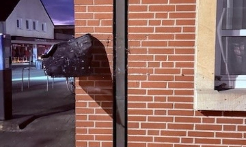 Parkplatzschild für Einsatzwagen am Rathaus beschädigt (Archiv)