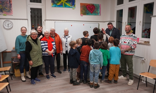 Bescherung im Badehaus. Das Foto zeigt die teilnehmenden Kinder aus Datenschutzgründen nur von hinten.