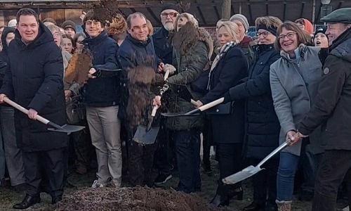 Landrat Philipp Raulfs (li.) beim symbolischen ersten Spatenstich.