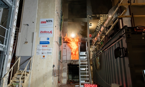 Für die Experimente im Realmaßstab wurde an das sogenannte Brandhaus im Zentrum für Brandforschung der TU Braunschweig ein rund zwölf Meter hoher Treppenraum angebaut.