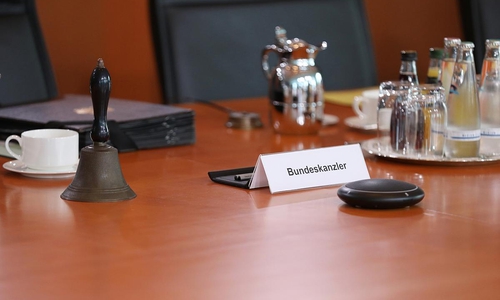 Kanzlermappe auf dem Kabinettstisch (Archiv)