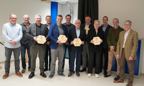 Seit vielen Jahren unterstützt die Stiftung Kehmstedt aus Goslar die Berufsbildenden Schulen im Landkreis Goslar mit hohen Spendenzahlungen. In dieser Woche überreichte die Stiftung 120.000 Euro an die Schulen: (von links) Roman Saß (BBS Goslar-Baßgeige), Ralf Kalwa (stellv. Schulleiter BBS GS-Baßgeige), Erster Kreisrat Frank Dreßler, Otto-Markus Brinkmann (Schulleiter BBS GS-Baßgeige), Landrat Dr. Alexander Saipa, Michael Conzen (Fachbereichsleiter Bildung & Kultur), Gerhard Grüne (Stiftung Kehmstedt), Christian Friedrich (Fachdienstleiter Schulorganisation), Michael Harmuth (stellv. Leiter BBS Bad Harzburg), Oliver Witzorky (Schulleiter BBS Am Stadtgarten Goslar) und Jens Büsing (Schulleiter BBS Bad Harzburg).