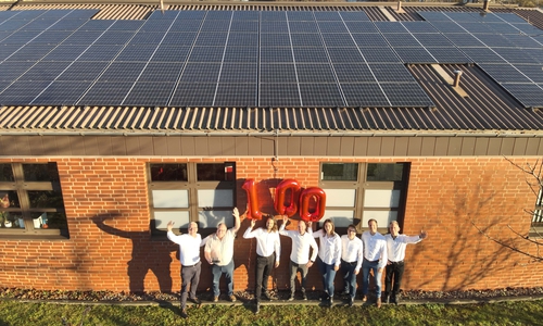 Das Team der Energiegenossenschaft Braunschweiger Land eG vor der 100. Anlage in der Dessaustraße. V.l.n.r.: Carsten van de Loo (Vorstandsvorsitzender); Martin Wevelsiep (Drohnenpilot); Bastian Hase (Prokurist); Steffen Trudewig (Techn. Leiter); Vanessa Förster (Finanzen), Jonas Hattwig (Vorstand); Jan Ole Dittberner (zuk. Vorstand); Frank Richter-Trautmann (Techn. Qualitätssicherung).