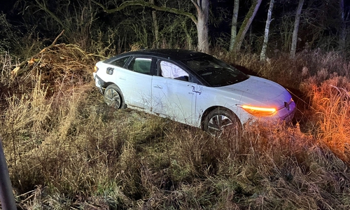 Das Auto war vermutlich aufgrund der Glätte von der Straße abgekommen.