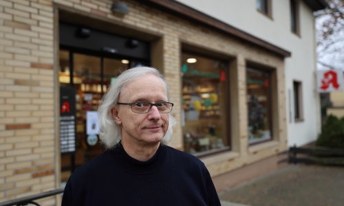 Inhaber Hans Westphal fällt der Abschied von der Linden-Apotheke schwer.