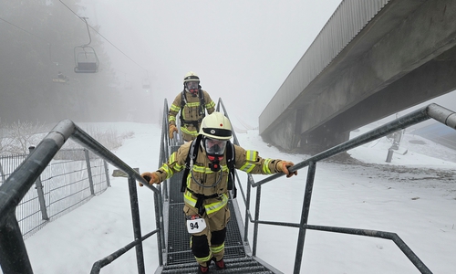 Die Feuerwehr Goslar meistert beim X-Mas Stairrun in Oberhof die 701 Stufen und 120 Höhenmeter mit rund 20 Kilogramm Ausrüstung trotz Kälte und Nebel.