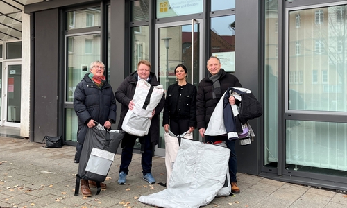 Bärbel Schuster von der Ambulanten Hilfe, Marc Wegner von den Johannitern, Jenny Thiele-Meier (ebenfalls Ambulante Hilfe) und Peines Bürgermeister Klaus Saemann (v.l.n.r.) bei der Übergabe der Sheltersuits.