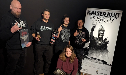 Die Vorfreude auf die neue Sonderausstellung "Kaiser, Kult & Krach – 66 Stories aus Hard Rock und Metal" ist groß: Dr. Jan Habermann, Marvin Voges und Marleen Mützlaff, alle Stadt Goslar, präsentieren zusammen mit Amelie Heger und Kai Wilhelm, beide RockHarz, erste mögliche Ausstellungsstücke (v. li.).